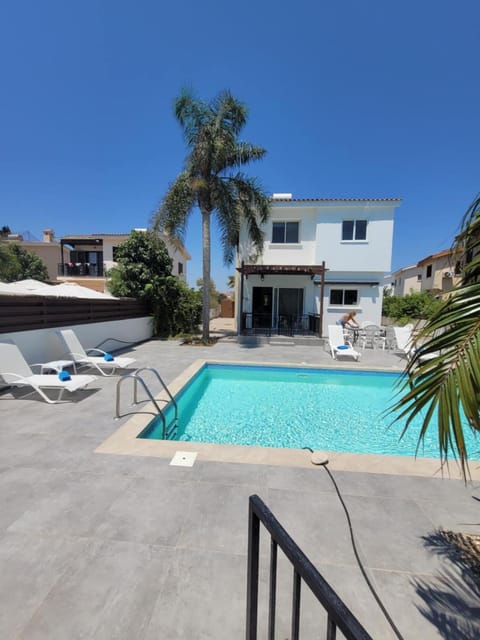Property building, Day, Pool view, Swimming pool, sunbed