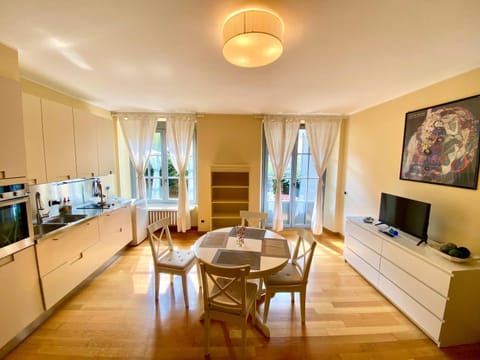 TV and multimedia, Kitchen or kitchenette, Living room, Dining area