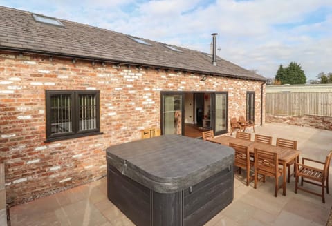 Property building, Patio, Hot Tub, Balcony/Terrace