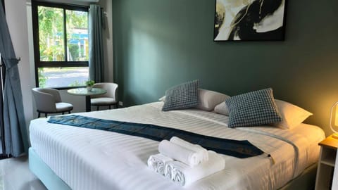 Bed, Photo of the whole room, Seating area, Bedroom