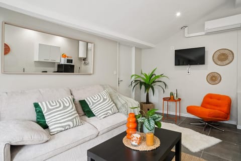 Property building, Communal lounge/ TV room, TV and multimedia, Kitchen or kitchenette, Living room, Seating area, Dining area, air conditioner