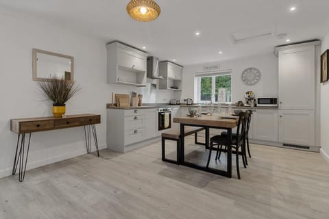 Fishing, Hot Tub, Coffee/tea facilities, Decorative detail, Dining area, Swimming pool, dishwasher, internet, oven, pet friendly, stove, kitchen