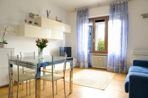 Living room, Seating area, Dining area, internet