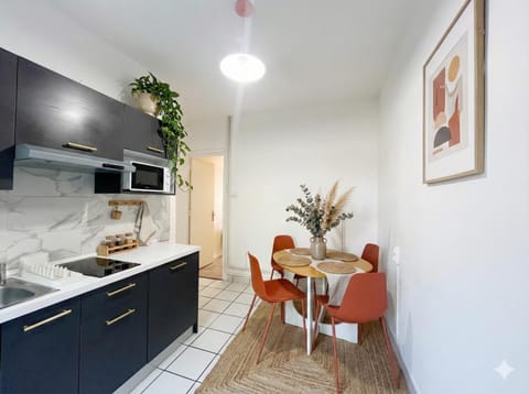 Suite Petite soeur - Appartement 6 & 8 personnes - Check in H24 & Wifi Apartment in Villeurbanne