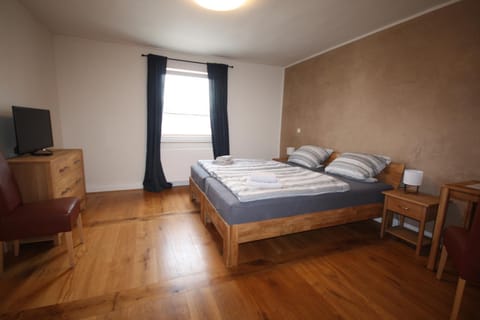 Bed, TV and multimedia, Photo of the whole room, Bedroom