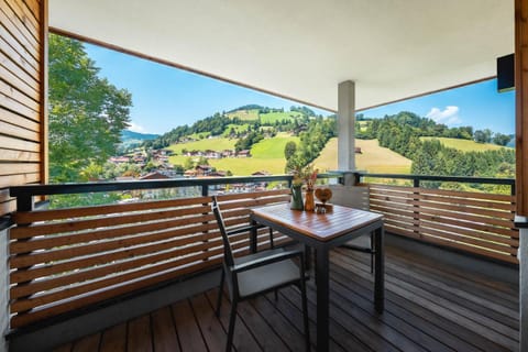 Natural landscape, View (from property/room), Balcony/Terrace, Dining area, Mountain view