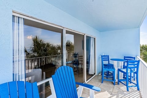 Day, Natural landscape, Balcony/Terrace, Seating area, furniture