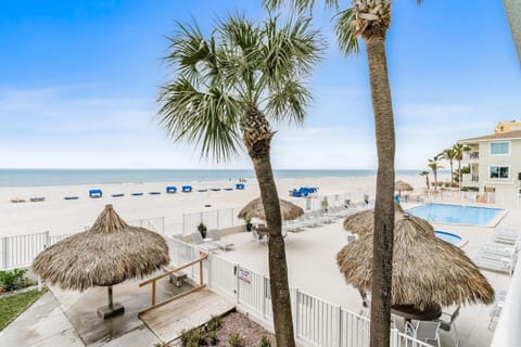 Property building, Day, Natural landscape, Summer, Garden, Balcony/Terrace, Beach, Sea view, Swimming pool