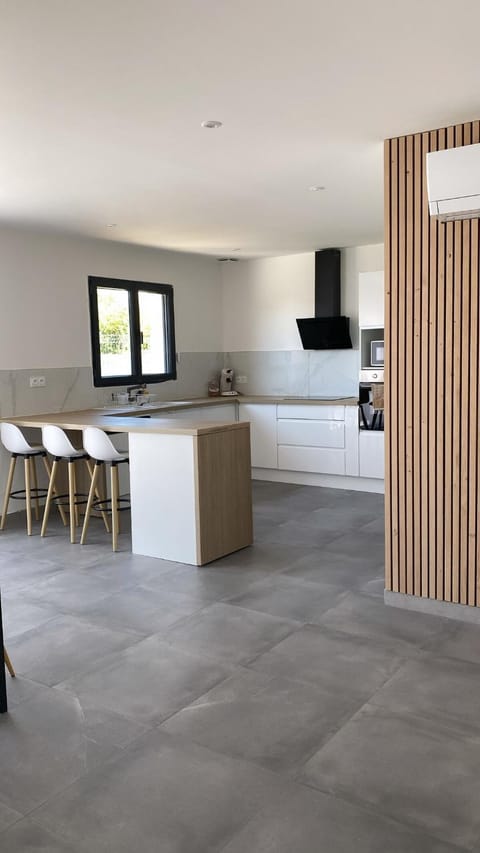 TV and multimedia, Kitchen or kitchenette, Dining area, minibar