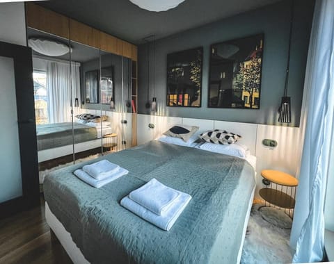 Bed, Photo of the whole room, Bedroom, towels