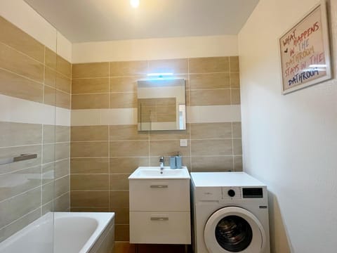 Suite Celestine - Appartement 4 & 8 personnes - Check in h24 & wifi Apartment in Lyon