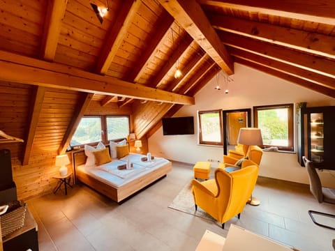 Bed, TV and multimedia, Living room, Photo of the whole room, Seating area, Bedroom