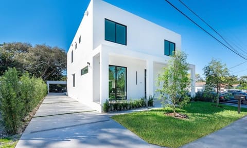 Luxe Pool House in North Miami Perfect for Groups House in Aventura