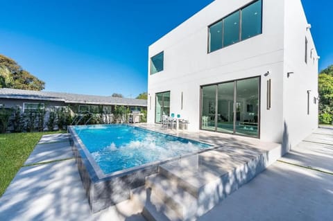Luxe Pool House in North Miami Perfect for Groups House in Aventura