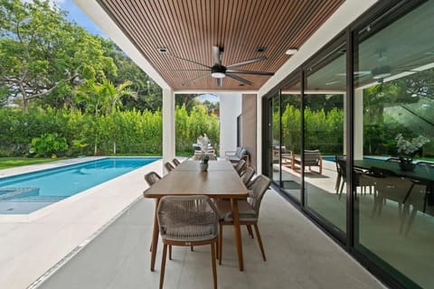 Absolut Luxe 5 Bed Villa with Pool- Great for Group House in Aventura