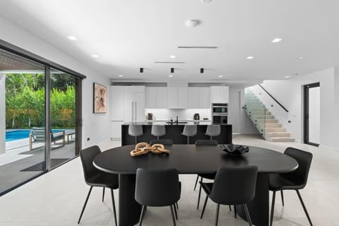 Absolut Luxe 5 Bed Villa with Pool- Great for Group House in Aventura