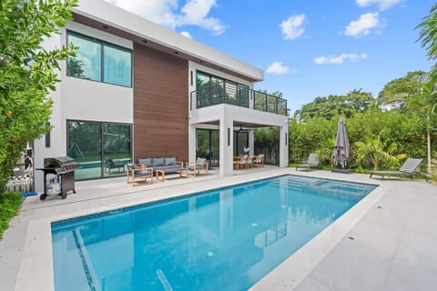 Absolut Luxe 5 Bed Villa with Pool- Great for Group House in Aventura