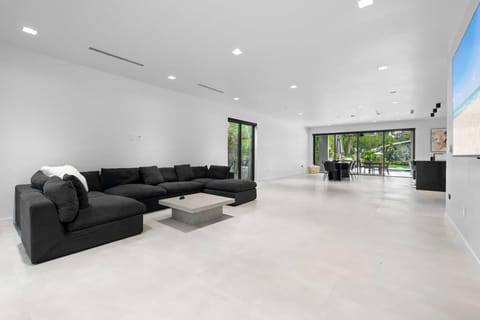 Absolut Luxe 5 Bed Villa with Pool- Great for Group House in Aventura