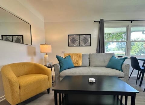 KING bed, Pet Friendly, Modern Retreat in CLE-BW House in Ohio