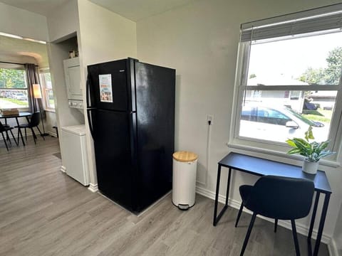 KING bed, Pet Friendly, Modern Retreat in CLE-BW House in Ohio