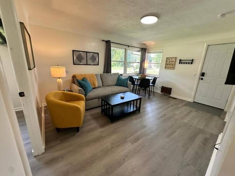 KING bed, Pet Friendly, Modern Retreat in CLE-BW House in Ohio