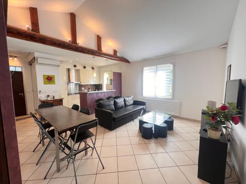 TV and multimedia, Living room, Seating area, Dining area