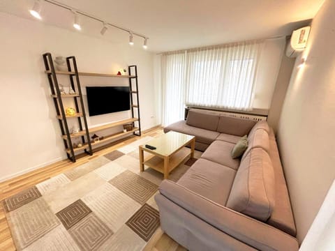 Communal lounge/ TV room, TV and multimedia, Living room, Seating area, Evening entertainment