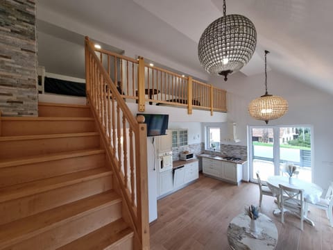Property building, TV and multimedia, Kitchen or kitchenette, Living room, Dining area, stove