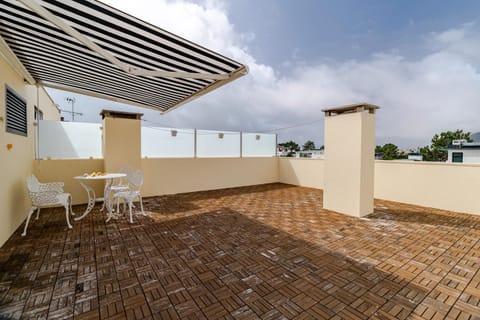 Property building, Balcony/Terrace, Living room