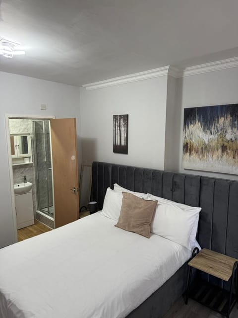 247 Serviced Rooms Self catering Vacation rental in Newport