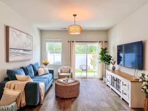 TV and multimedia, Living room, Seating area, Evening entertainment