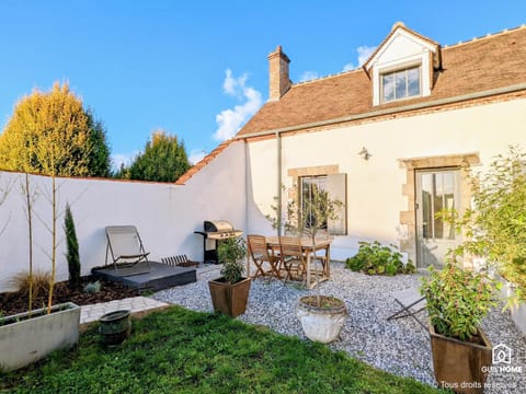 Property building, Patio, Facade/entrance, Spring, BBQ facilities, Garden, furniture, sunbed
