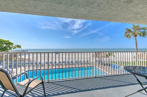 Day, Balcony/Terrace, Beach, Pool view, Sea view, Swimming pool, furniture