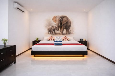 Bed, Photo of the whole room, Bedroom