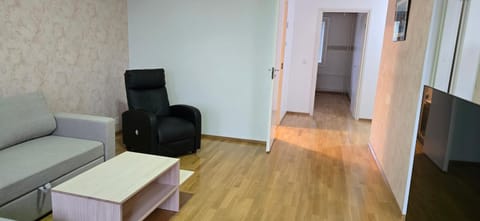Vantaa ZoneB apartment for one to five persons and 20min by train from Airport and Helsinki City and one car park Apartment in Helsinki