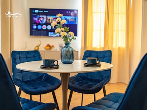 TV and multimedia, Living room, Decorative detail, Seating area, Dining area