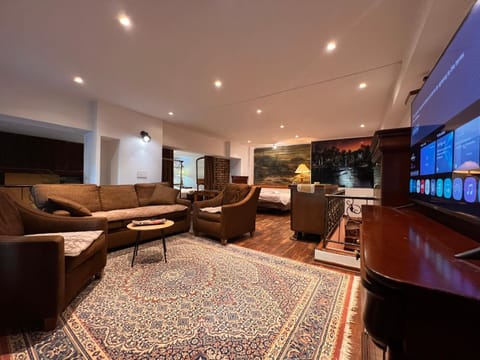 Communal lounge/ TV room, TV and multimedia, Living room, Seating area, Evening entertainment