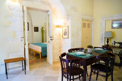 Bed, Kitchen or kitchenette, Living room, Photo of the whole room, Seating area, Dining area, Bedroom, air conditioner