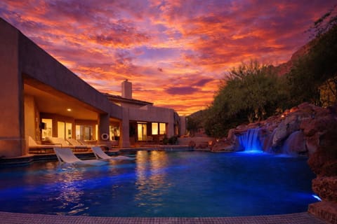 LUXE - Red Rock - Pool & Spa - In Paradise Valley House in Camelback Mountain