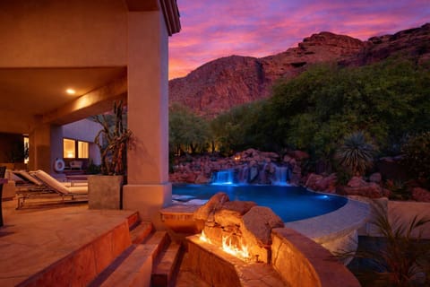 LUXE - Red Rock - Pool & Spa - In Paradise Valley House in Camelback Mountain
