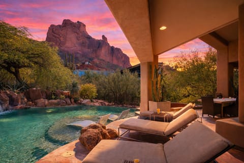LUXE - Red Rock - Pool & Spa - In Paradise Valley House in Camelback Mountain