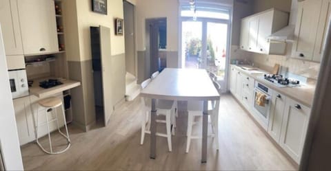 Property building, Kitchen or kitchenette, Living room