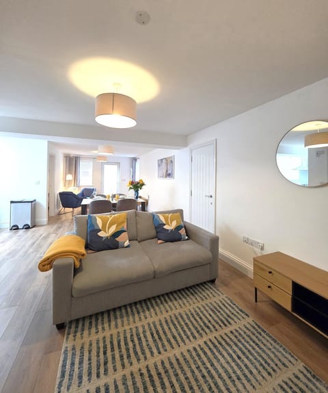 Bed, TV and multimedia, Living room, Seating area