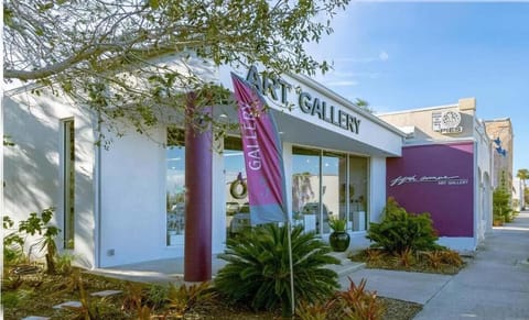Pelican's Perch in Downtown EGAD House in Melbourne