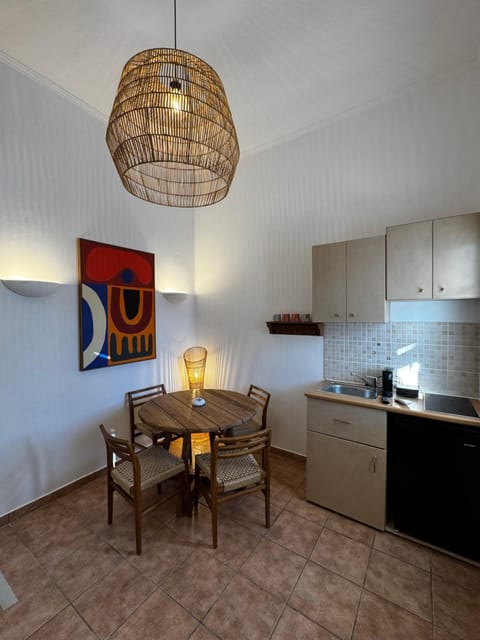 Kitchen or kitchenette, Dining area, minibar