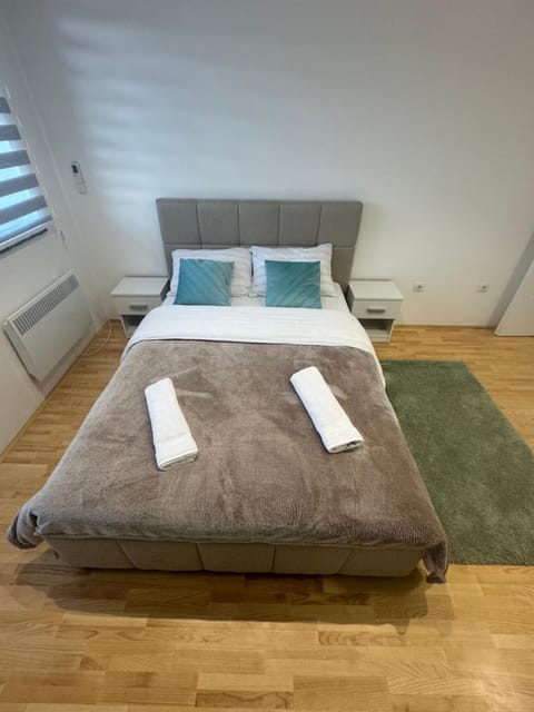 Bed, Bedroom, towels