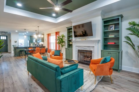 TV and multimedia, Kitchen or kitchenette, Living room, Seating area, Dining area