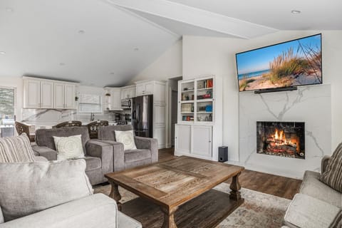 Communal lounge/ TV room, TV and multimedia, Living room, Seating area, Evening entertainment