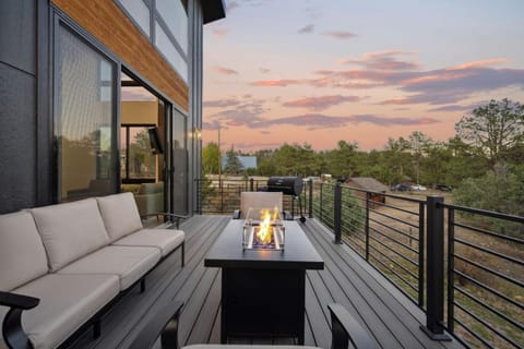 Modern Mtn Escape! Hot Tub Fireplace Views! House in Bailey