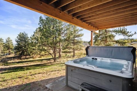 Modern Mtn Escape! Hot Tub Fireplace Views! House in Bailey